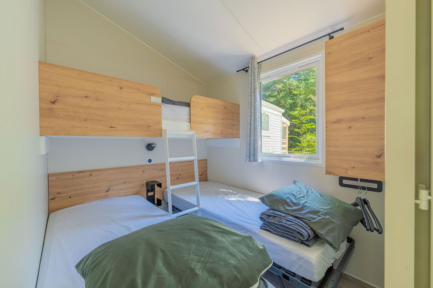 Mobil-Home Bahia 2 chambres – 4/6 personnes Mobil-Home Bahia 2 chambres - 4/6 personnes