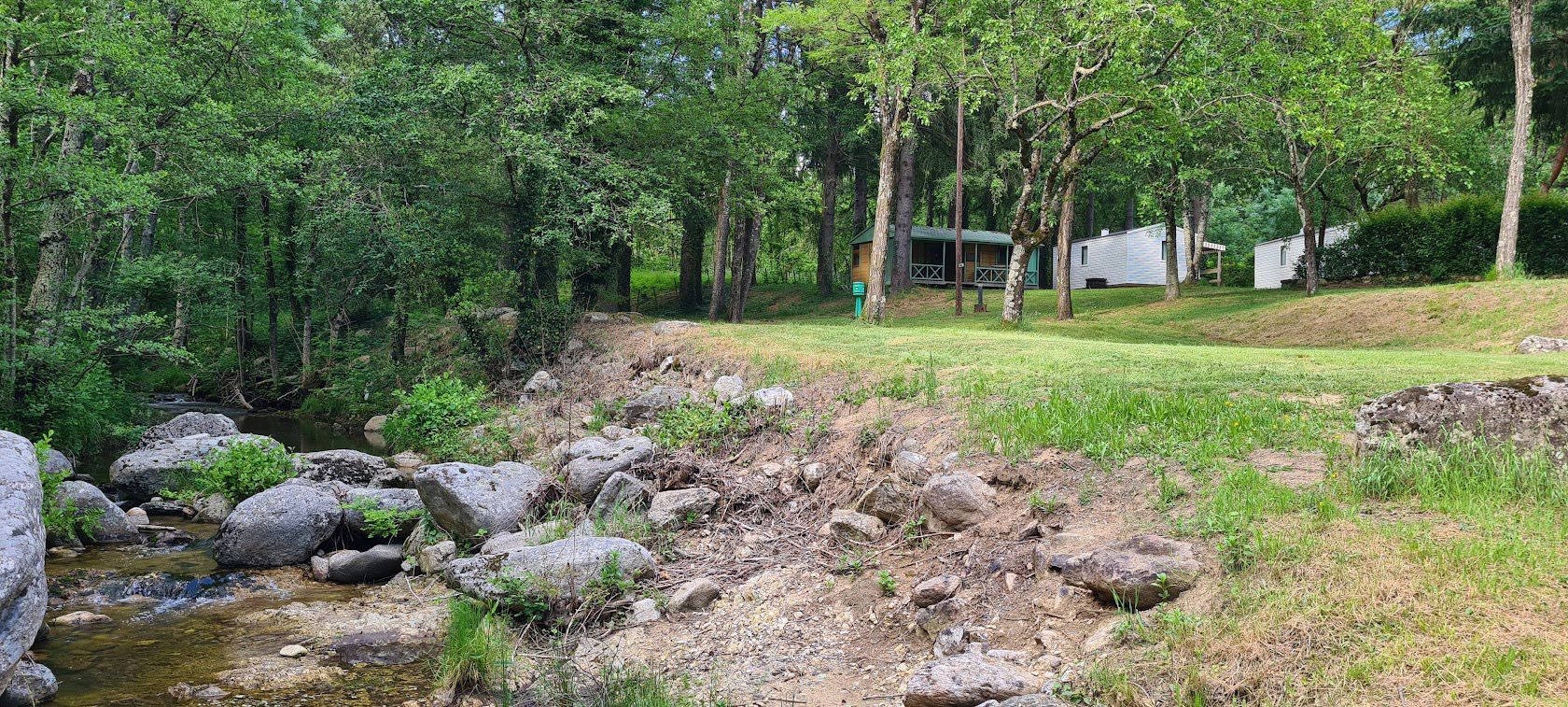 Le ruisseau le long du camping Le ruisseau le long du camping